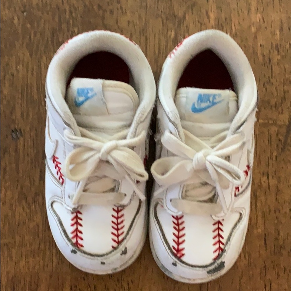 Toddler 7.5 Nike Baseball Seam Shoes